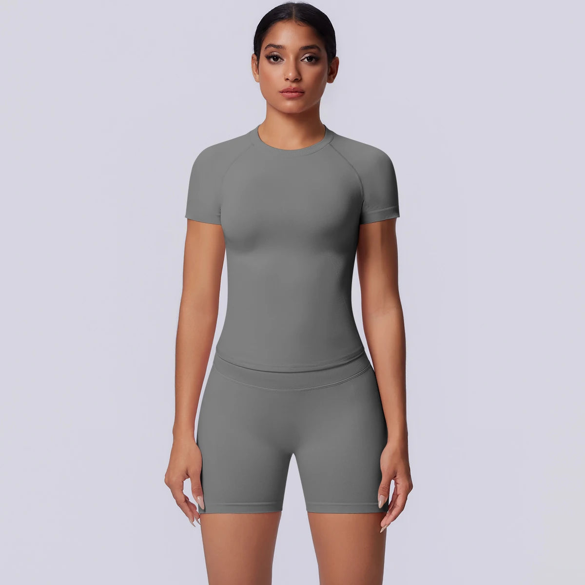 Yoga-Set für Frauen: graugrünes T-Shirt mit kurzen Ärmeln und passende Shorts