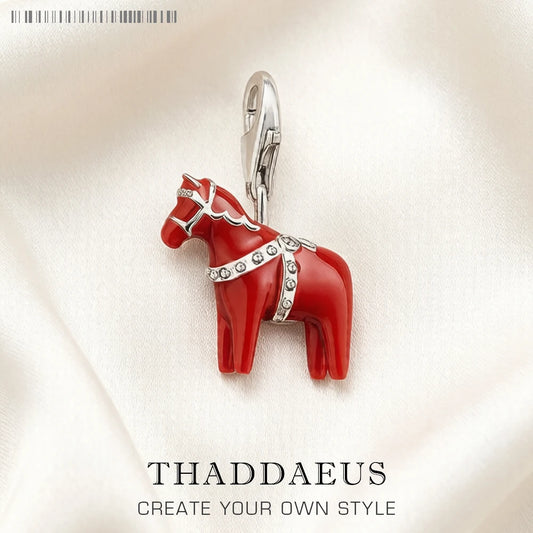 Pferde-Charm aus 925-Sterlingsilber, rot emailliert, mit Schmucksteinen an Zaumzeug