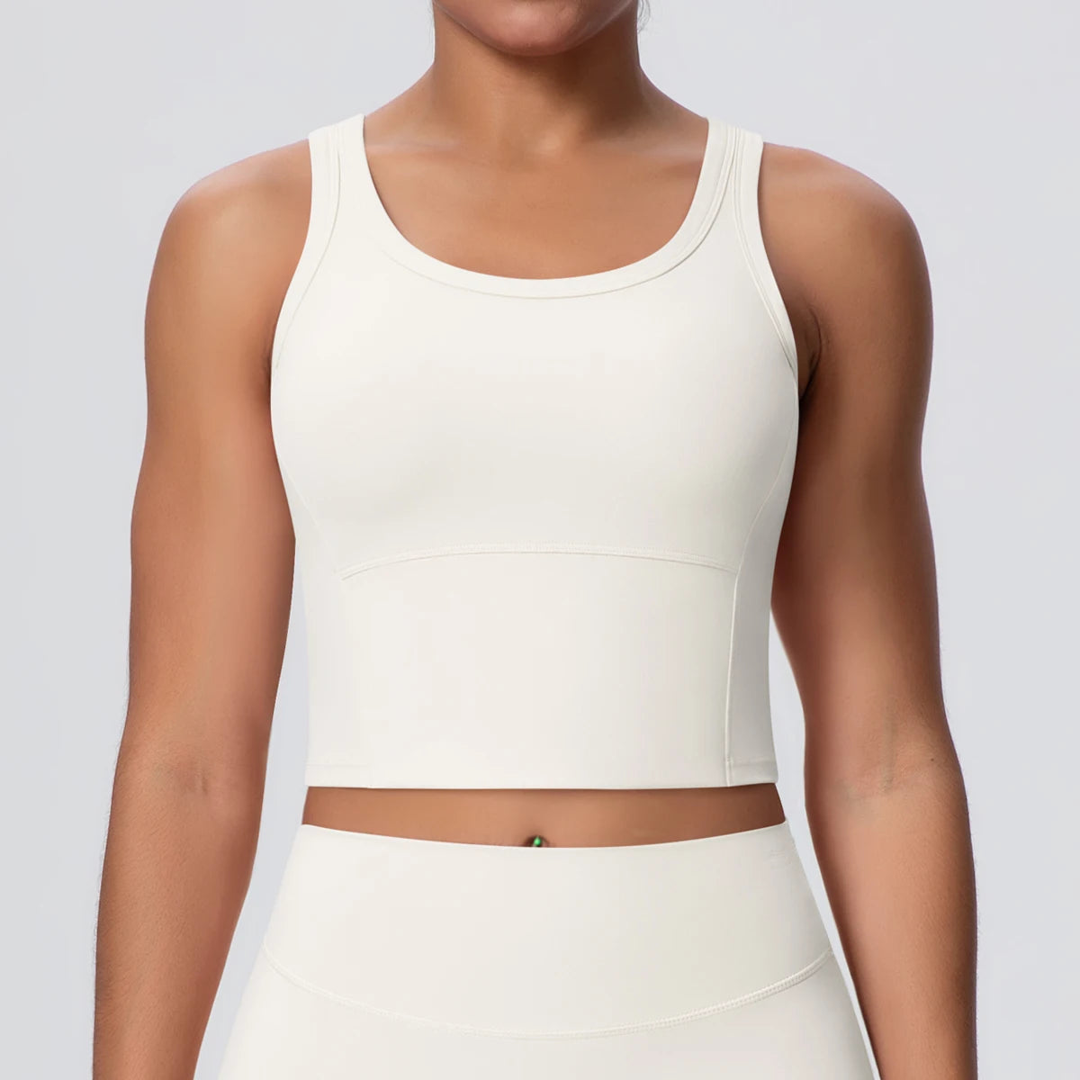 Hellivoryfarbenes nahtloses Sporttop mit Trägern und eingearbeiteten Polstern