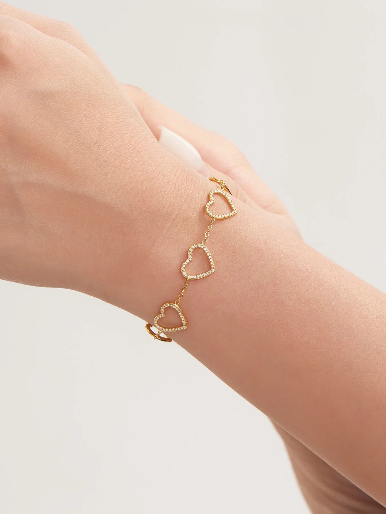 Damen-Charm-Armband mit Herzschleife und Zirkonia