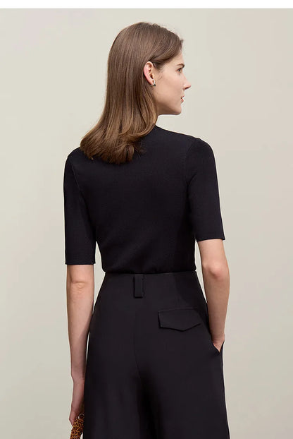 Schwarzes Strickshirt mit kurzen Ärmeln, Rückansicht mit mittigem Bund
