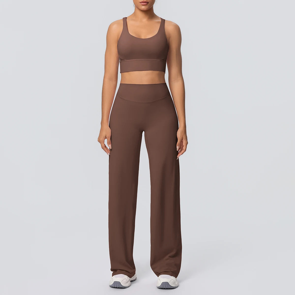 Damen-Sportset in Braun: BH-Top und lange weite Hose, nahtlos wirkendes Design