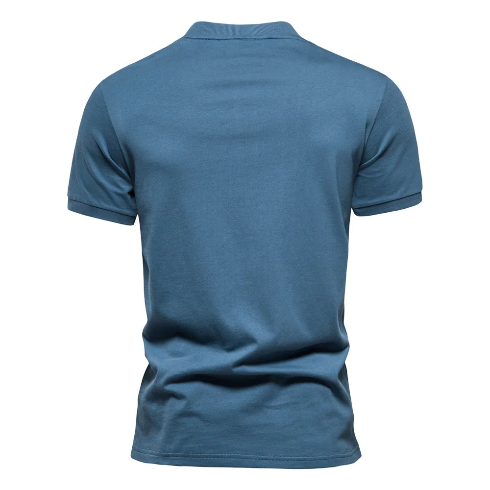 Herren-T-Shirt mit kurzem Ärmel und Stehkragen-Rückansicht, blau, 1/4-Reißverschluss.