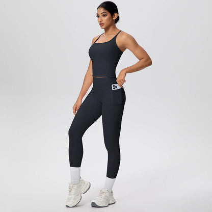 Elastisches Yoga-Set: schwarzes Trägershirt und Leggings mit hellen Einsätzen