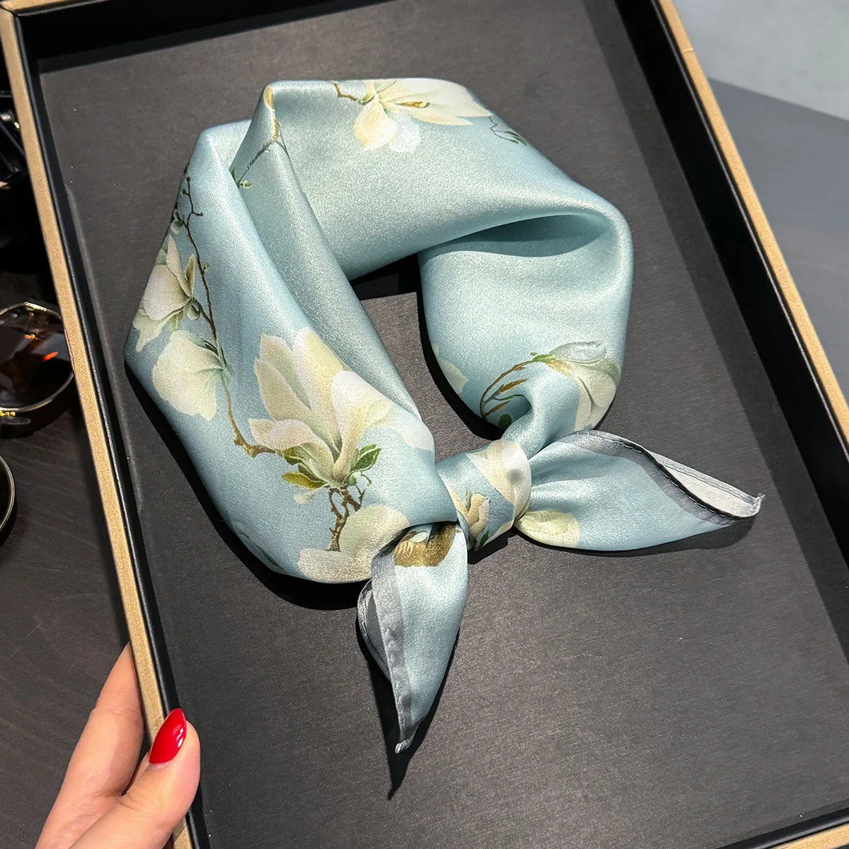 Damen Seidensatin Schal 53cm quadratisch bedruckt Hijab Bandana Halstuch Luxus B