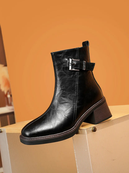 Schwarze Stiefelette aus Leder mit quadratischer Kappe, breitem Absatz und silberner Schnalle