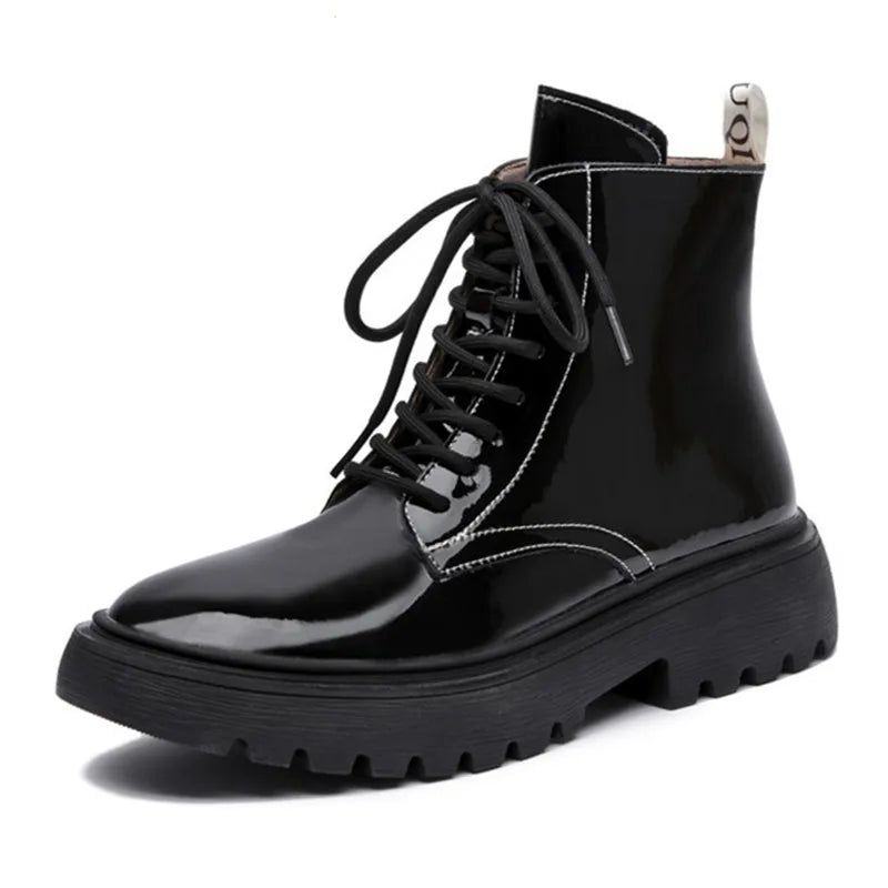 Schwarze Schnür-Stiefelette mit glänzendem Lacklook und breiter Profilsohle
