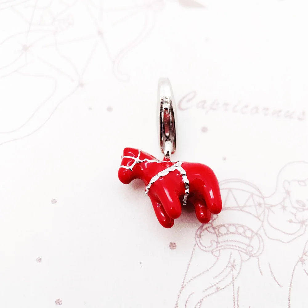 Pferde-Charm von der Seite: rot emailliertes Pferd, 925-Sterlingsilber mit Öse