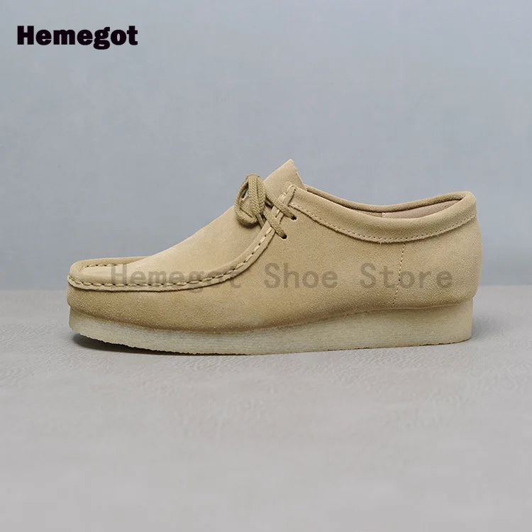 Herren-Sneaker aus Wildleder mit Schnürsenkeln, hellbeige, seitliche Ansicht mit dicker Sohle