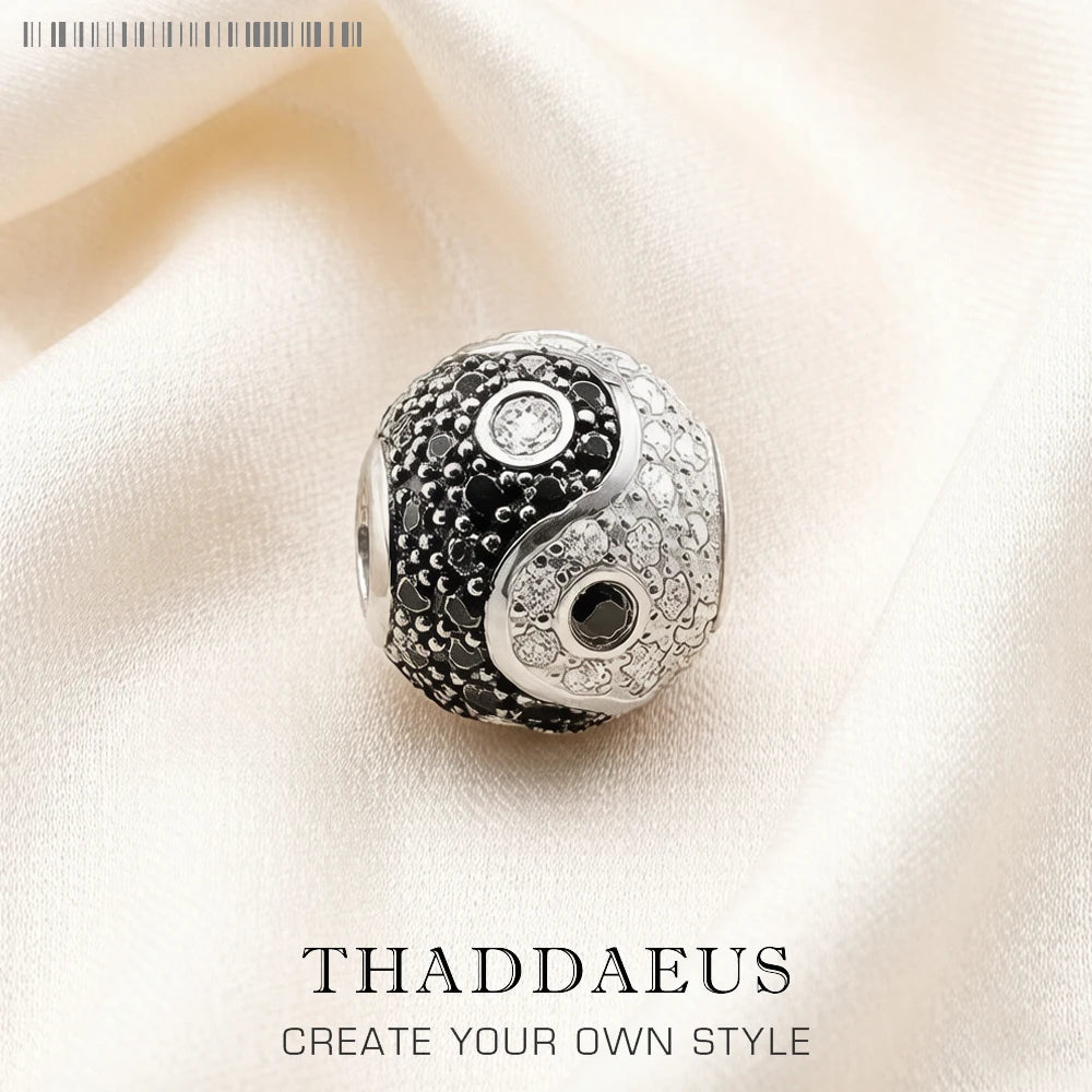 Silberfarbener Yin-Yang-Charms mit schwarzem Pave-Muster, Rundöffnung und Steinbesatz