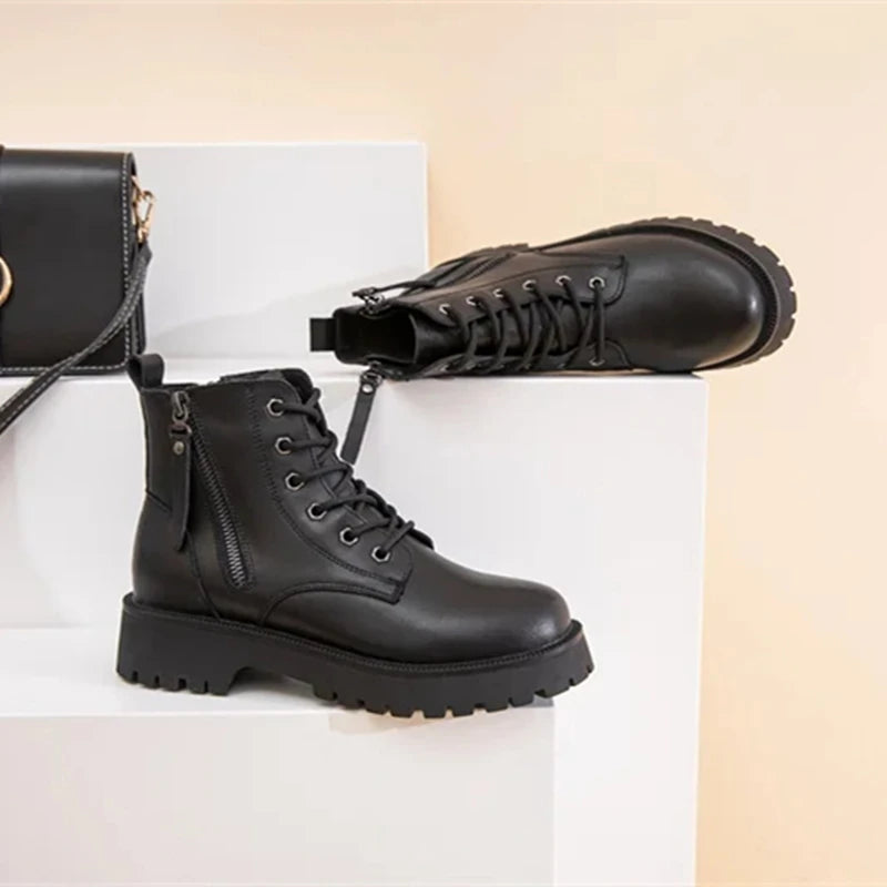 Schwarze Leder-Stiefeletten mit Schnürung, seitlichem Reißverschluss und robustem Profil