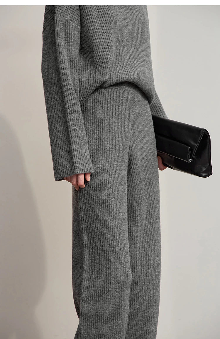 Graue Strickware: Rollkragenpullover und weite Hose, Nahansicht