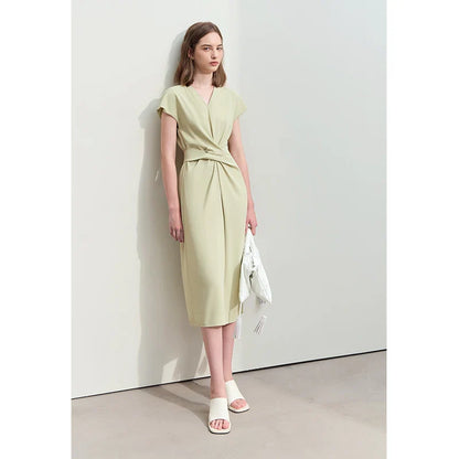 Kurzes Damenkleid mit V-Ausschnitt und strukturierter Oberfläche – ideal fürs Büro