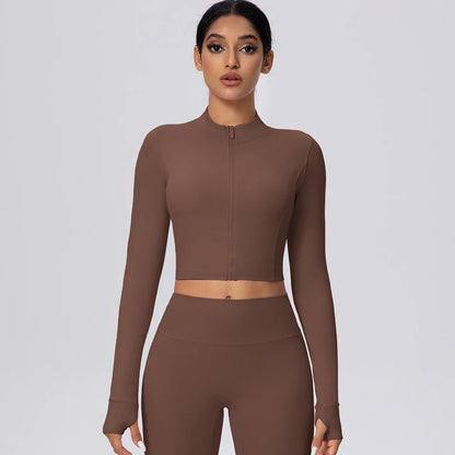 Sportliches Damen-Zipper-Top in Braun mit Stehkragen und Daumenlöchern, Vorderansicht