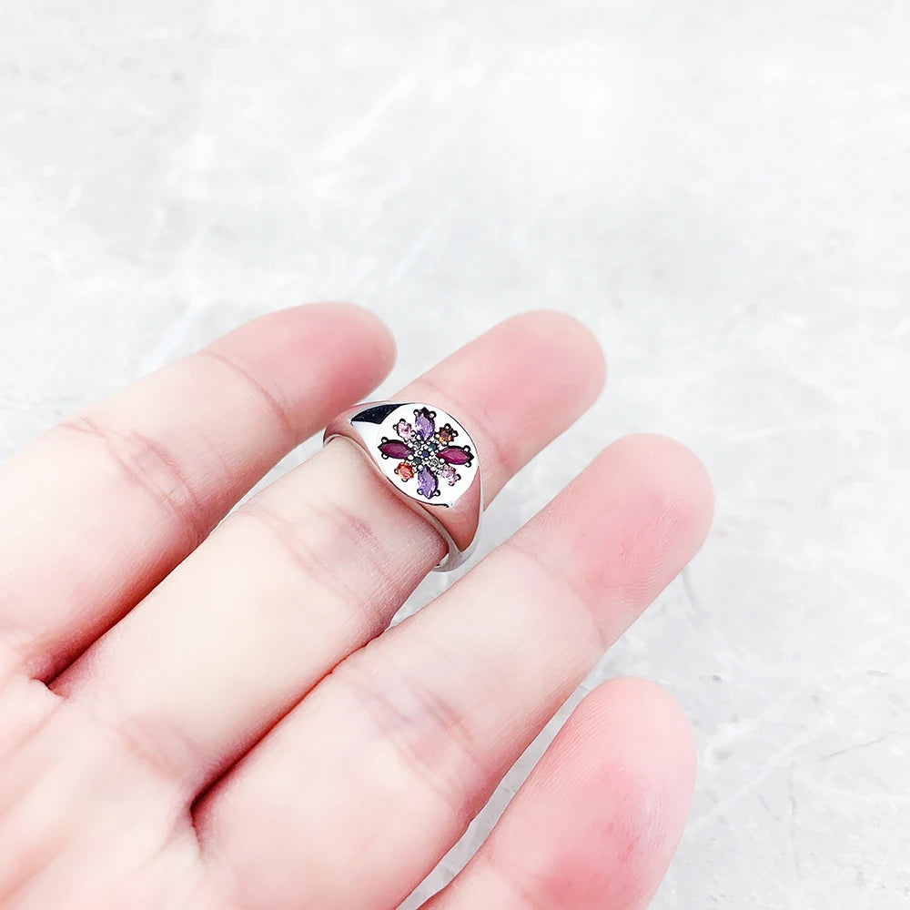 Silberring mit kleinem farbigen Blumensteinmotiv auf dem Ringkopf