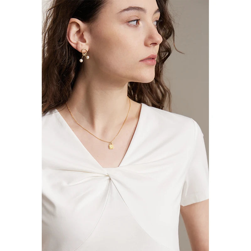 Damen T-Shirt im Minimalismus-Stil mit V-Ausschnitt und dünnem Design