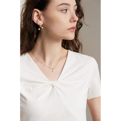 Damen T-Shirt im Minimalismus-Stil mit V-Ausschnitt und dünnem Design