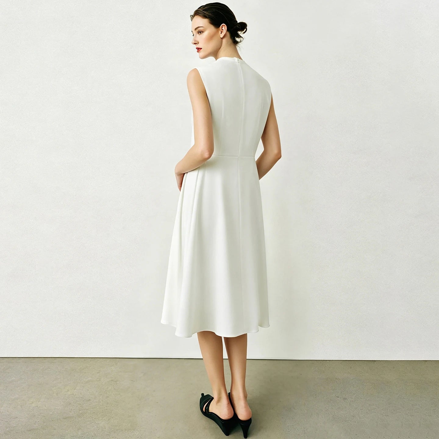 Elegantes Damenkleid Mit Wasserfallausschnitt Für Berufsfrau