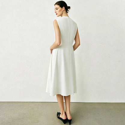 Elegantes Damenkleid Mit Wasserfallausschnitt Für Berufsfrau
