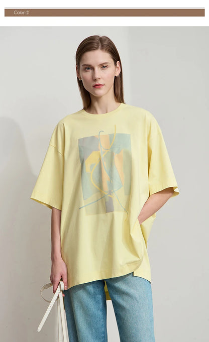 Damen T-Shirt im minimalistischen Design mit unregelmäßigem Schnitt und abstraktem Druck