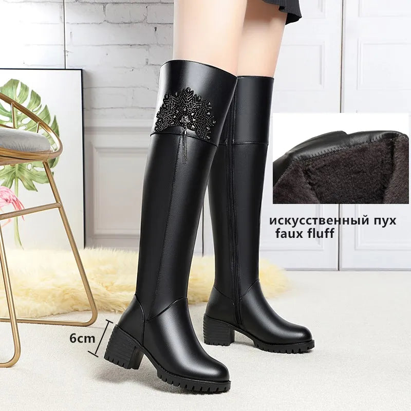 Schwarzer Overknee-Stiefel mit Strass-Zierband und Blockabsatz, grobe Profilsohle