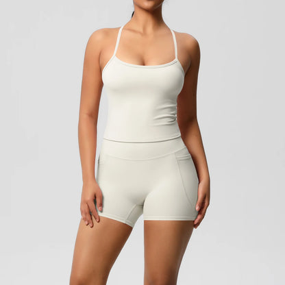 Schlankes Damen-Sportset: Träger-Top und Shorts, hellivory, Frontansicht