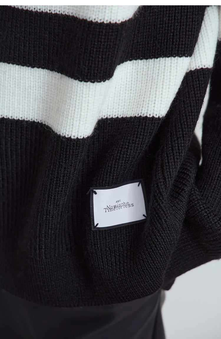 Nahaufnahme: gestrickter Damenpullover mit Streifenmuster, geripptem Saum und Markenlabel