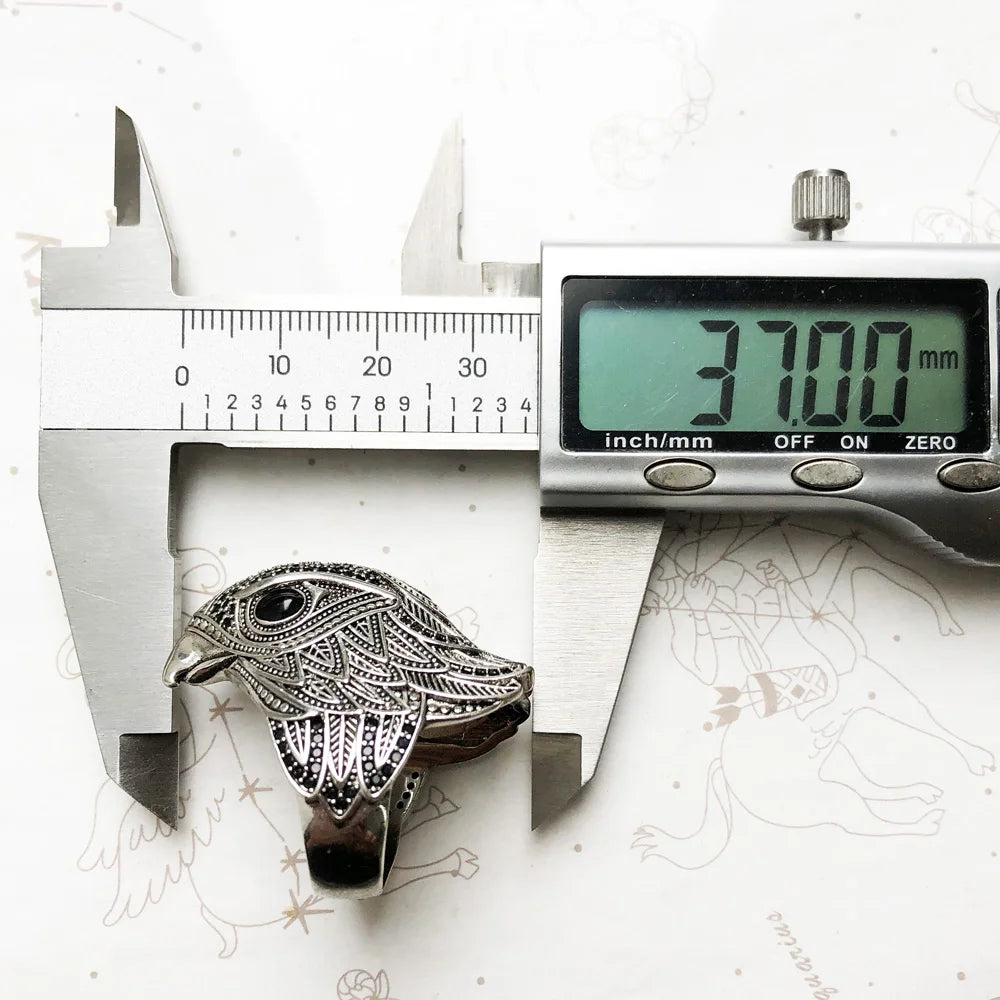 Falkenring aus Sterlingsilber mit fein gravierten Ornamenten und schwarzer Augen-Einlage