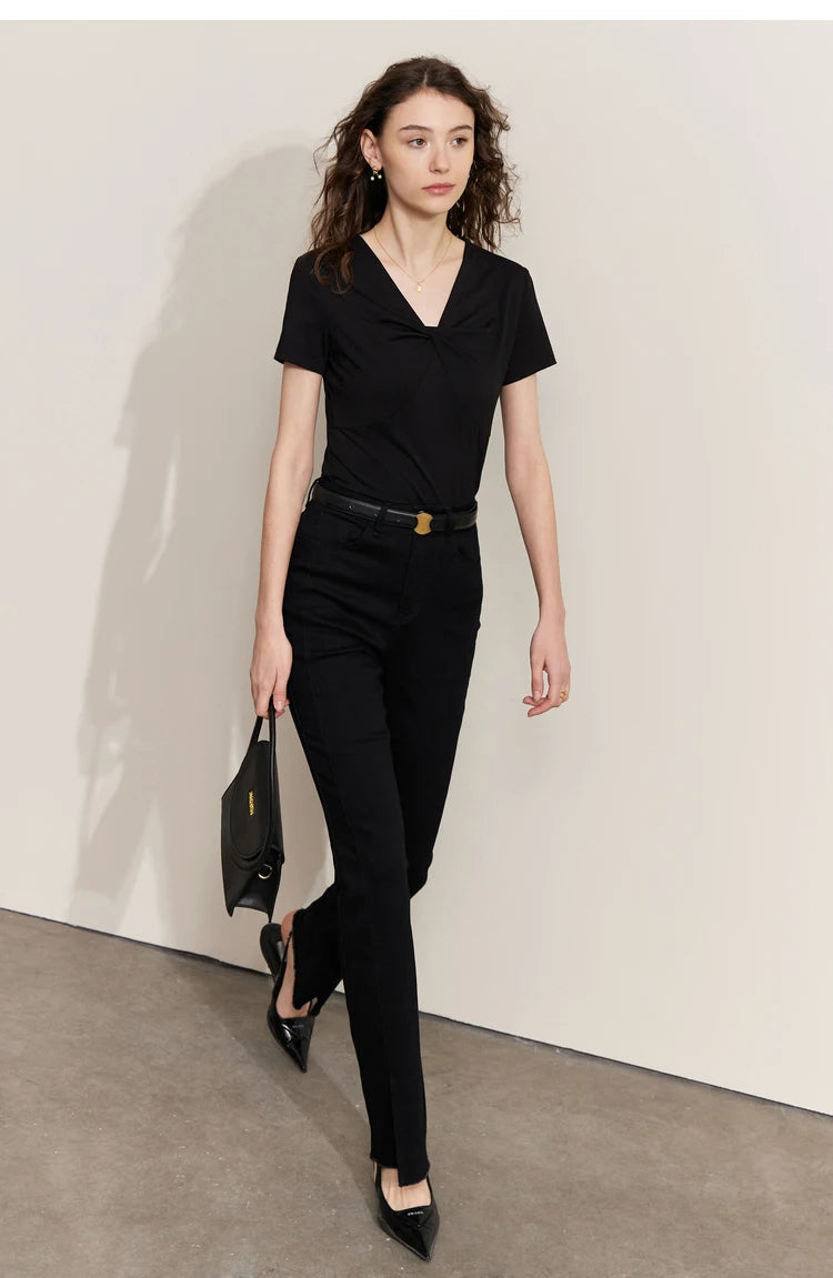 Damen T-Shirt im Minimalismus-Stil mit V-Ausschnitt und dünnem Design