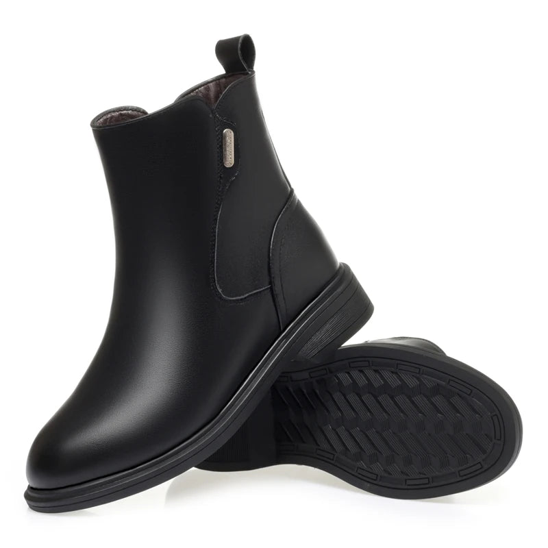Schwarzer Stiefel mit ausgeprägter Laufsohle und seitlicher Naht am Schaft