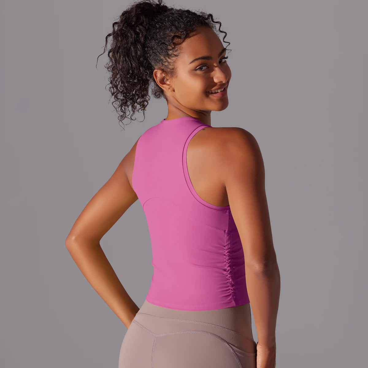 Ärmelloses Yoga-Sporttop in Pink, Rückansicht mit Racerback und figurbetontem Schnitt