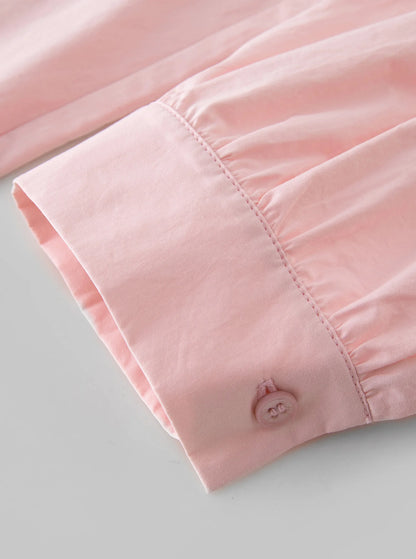 Lässige Damen-Bluse in Übergröße mit Schnallen und kurzen Ärmeln – Sommerliches Design mit umgeschlagenem Kragen und figurbetonter Taille.