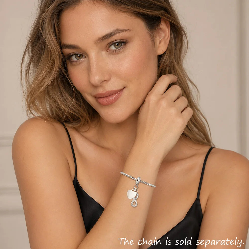 Herz-Unendlichkeits-Charm aus 925 Sterlingsilber an feiner Kette, frontal am Handgelenk