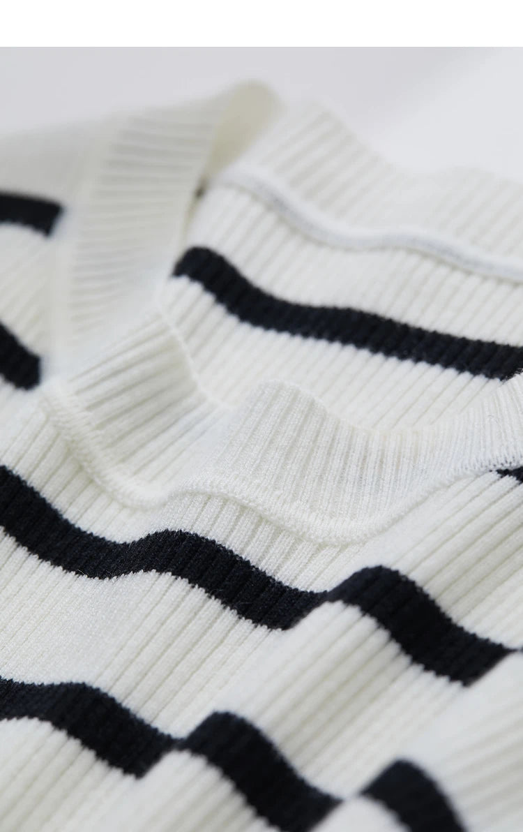 Feinstrickpullover in Rippenoptik, weiß mit dunklen Horizontalstreifen