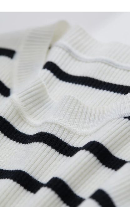 Feinstrickpullover in Rippenoptik, weiß mit dunklen Horizontalstreifen