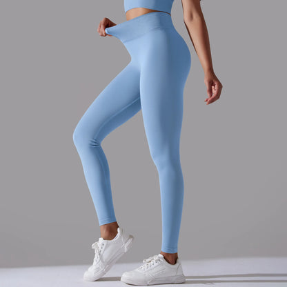 Nahtlose Yoga-Hose, hohe Taille, hellblau, 3/4-Ansicht mit ausgestelltem Bein