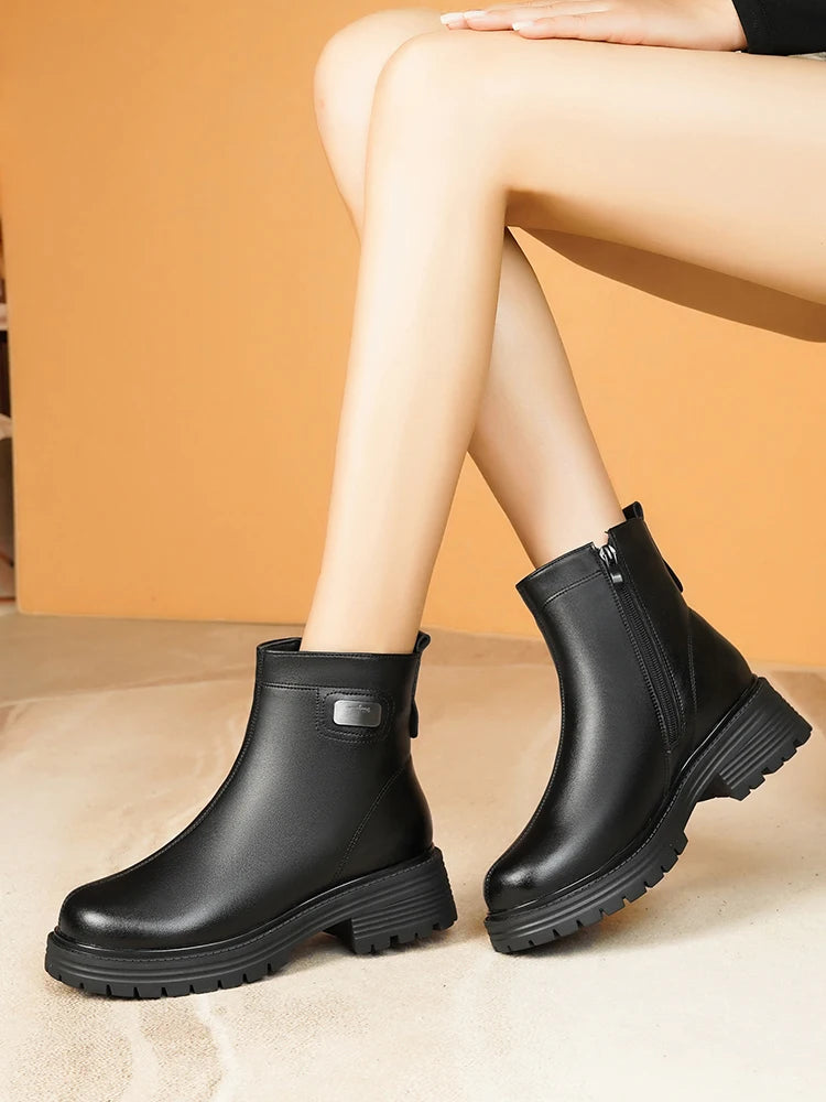 Schwarze Stiefel-Optik Stiefeletten mit Profilsohle und Zuglasche am Schaft