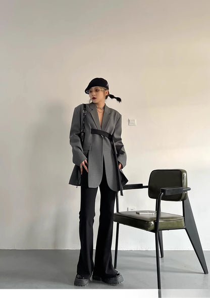 Zweiteiliges Damen-Set mit Stickerei: Langarm-Oberteil mit Reverskragen und hoch taillierte, lange Hose – stilvoll und elegant.