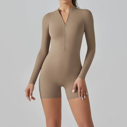 Brauner Yoga-Overall mit Reißverschluss, langem Ärmel und kurzem Bein, figurbetont