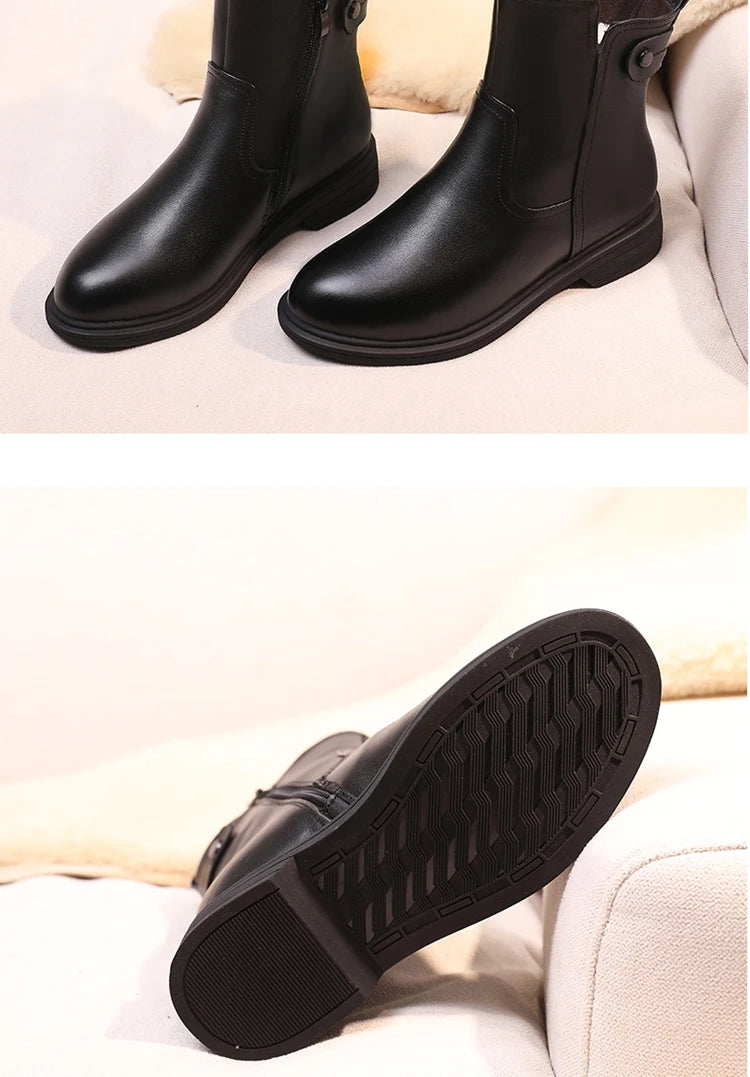 Schwarze Stiefeletten-Paar, Vorderansicht; untere Laufsohle mit gemustertem Profil