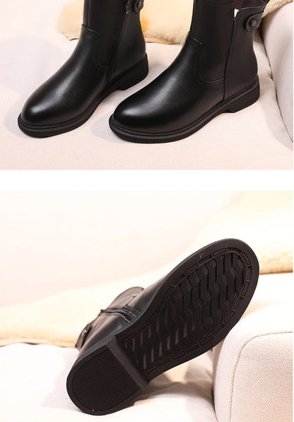 Schwarze Stiefeletten-Paar, Vorderansicht; untere Laufsohle mit gemustertem Profil