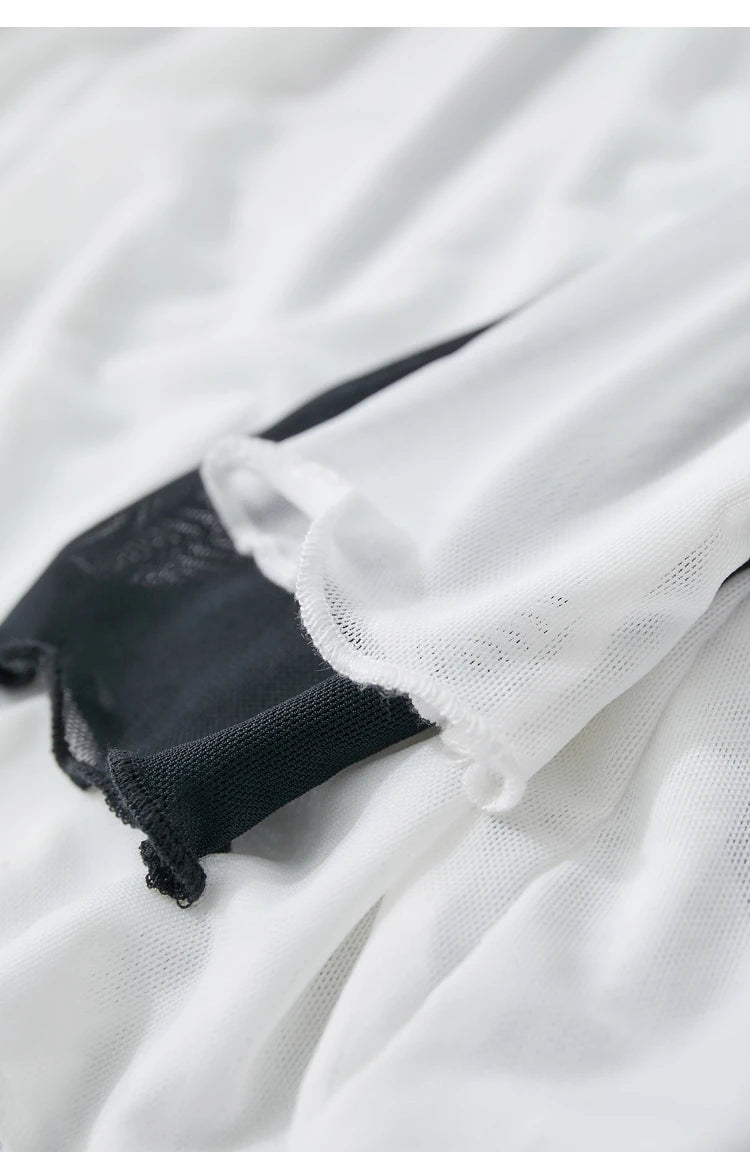 Damen T-Shirt aus gedrucktem Mesh mit slim-fit Halb Stehkragen