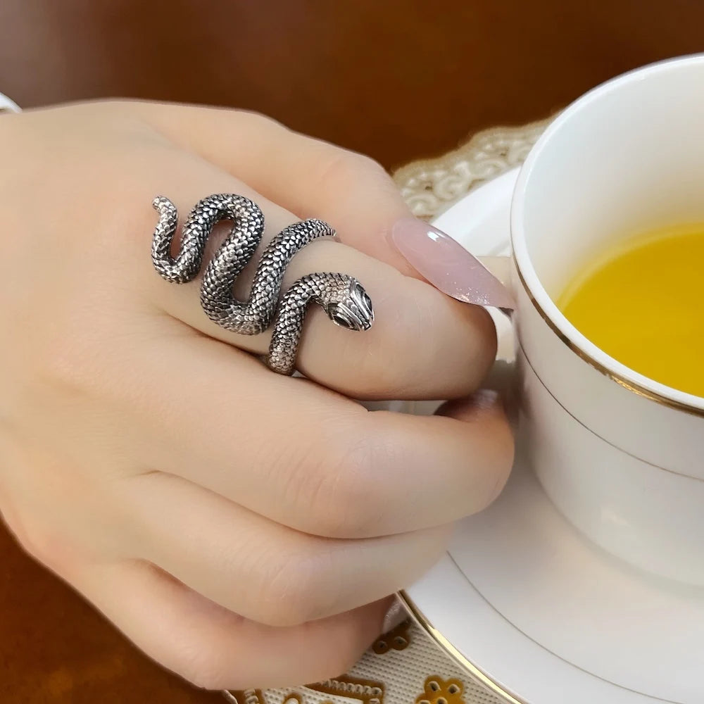 Schlangenring aus geschwärztem 925er Sterlingsilber mit gewundenem Design auf Hand