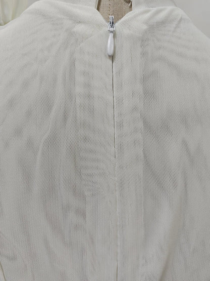 Damen-Dreiteiler mit Perlenbesatz: Langarmhemd mit Reverskragen, ärmellose Weste und lange Hose