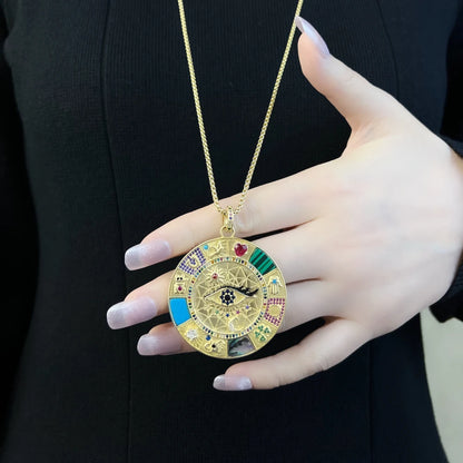 Halskette mit rundem Amulett-Anhänger, goldfarben, blau-schwarz und bunte Steinchen