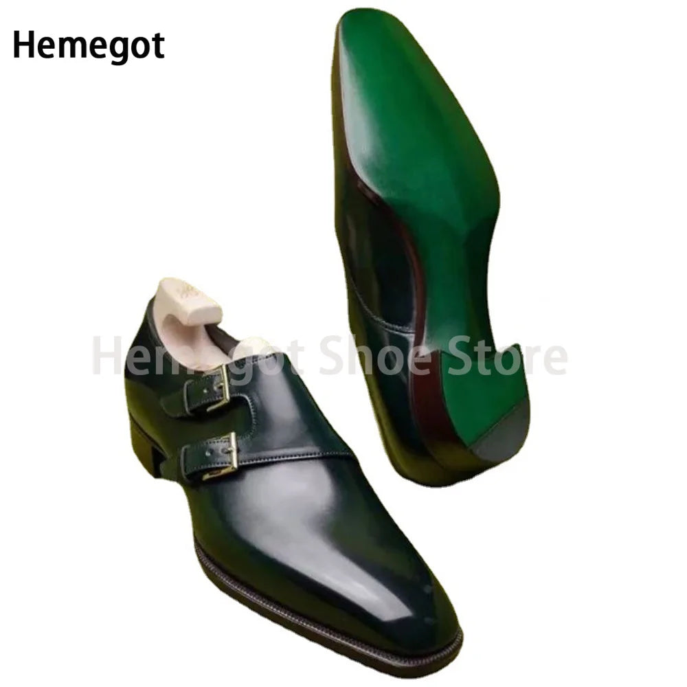 Herren-Lederschuh mit Schnallenriemen und spitzer Vorderkappe, flacher Absatz, dunkler Look