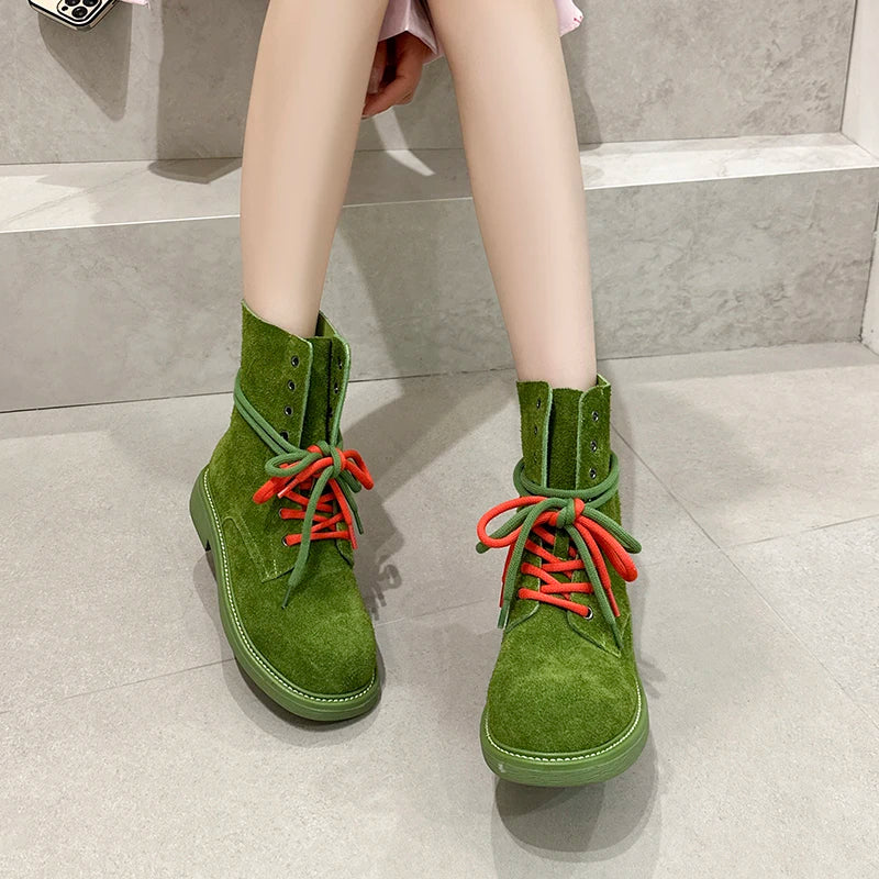 Grüne Schnürstiefeletten mit roten Schnürsenkeln, breitem Schaft und Profilsohle