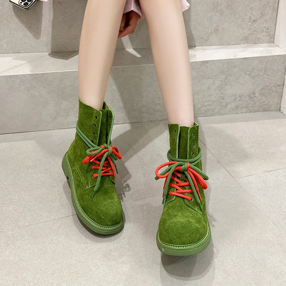 Grüne Schnürstiefeletten mit roten Schnürsenkeln, breitem Schaft und Profilsohle