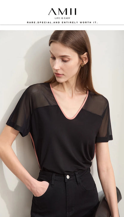 Damen T-Shirt im Minimalismus-Stil mit V-Ausschnitt und Kontrastnähten