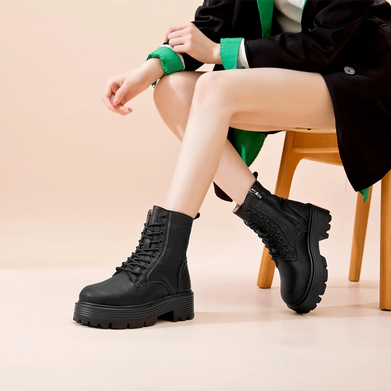 Schwarze Schnür-Stiefelette mit grober Profilsohle und Plattform-Absatz